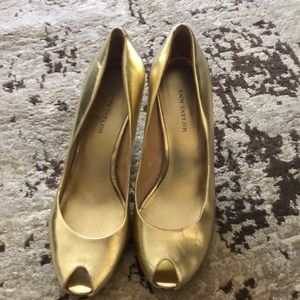 Ann Taylor Gold Leather Peep Toe Pump size 8
